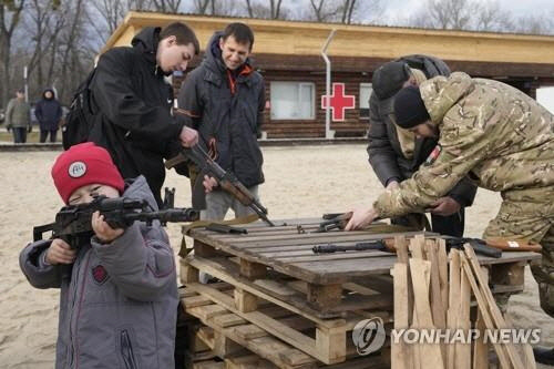 '러시아 침공 대비' 훈련장서 소총 겨누는 우크라 어린이[AP 연합뉴스 자료사진]